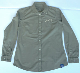 Josyland Damen Bluse mit Hemd-Design, hellblau, mit Kragen und Knopfleiste, zeigt das elegante Oberteil.