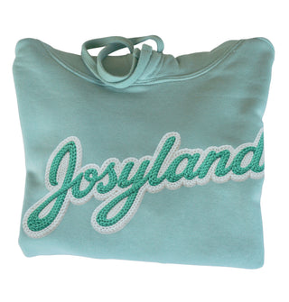 JOSYLAND Damen Cropped Hoodie aus weichem Stoff, grau, mit Kapuze und lockerer Passform, auf einem modell getragen