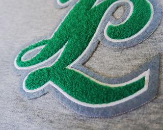 JOSYLAND Damen College Oversized-Sweatshirt, weiches Sweatmaterial, lockerer Schnitt, in gedecktem Farbton, mit Logo-Details.