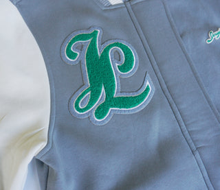 Frauen Josyland Premium College Jacke in Schwarz mit weißen Streifen, sportliches Design, weiches Material, perfekte Passform.
