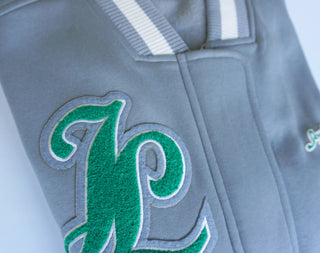 Frauen Josyland Premium College Jacke aus Baumwolle mit Rippbündchen und Knopfleiste, bequem und stilvoll.