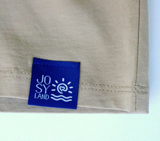 Unisex T-Shirt von Josyland, bequemes Baumwoll-Shirt mit schlichtem Design, sichtbar auf dem Bild.