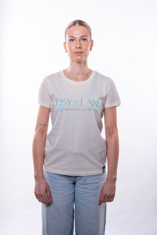 Josyland Frauen T-Shirt Sommer Vibes, bequemes T-Shirt mit sommerlichem Design, auf einem Model getragen.
