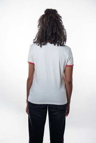 Weißes Frauen Ringer-T-Shirt von Josyland mit lockerer Passform, sichtbar auf dem Model getragen.