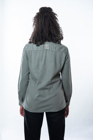 Hemd für Damen von Josyland, lockeres Blusen-Design in moderner Passform, abgebildet in natürlicher Pose, helles Stoffmuster