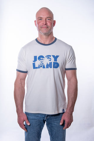 Unisex Ringer-T-Shirt von Josyland, weiße T-Shirt mit rotem Kragen und Ärmeln, lässiger Stil, modisches Design sichtbar.