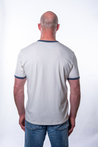 Unisex Ringer-T-Shirt von Josyland, zeigt das klassische T-Shirt-Design mit farblichen Ringen und Logo vorne.