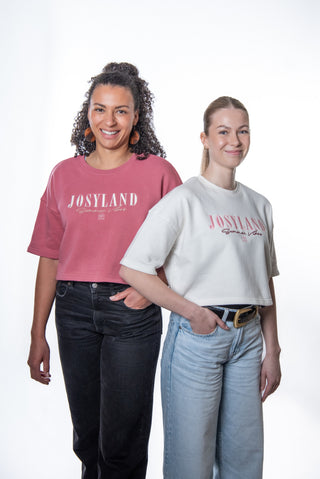 Weibliches Josyland Cropped Sweatshirt, bequemes Sweatshirt in sportlichem Design, vor einem neutralen Hintergrund fotografiert
