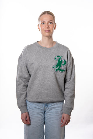 Weißer, oversized College-Sweat für Frauen von Josyland, mit lockerer Passform und weichem Material, vor hellem Hintergrund.