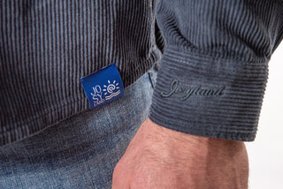 Herren-Hemdjacke aus Kord von Josyland, detailreiche Nahaufnahme der stilvollen Jacke aus weichem Kordstoff.