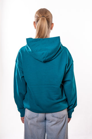 Großer, unisex Kapuzenpullover von Josyland mit weitem Schnitt, aus weichem Sweatmaterial, auf einem Shooting-Foto gezeigt
