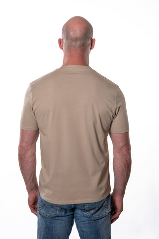 Helles Unisex T-Shirt von Josyland, bequemes Baumwollshirt mit schlichtem Design, fotografiert vor hellem Hintergrund.