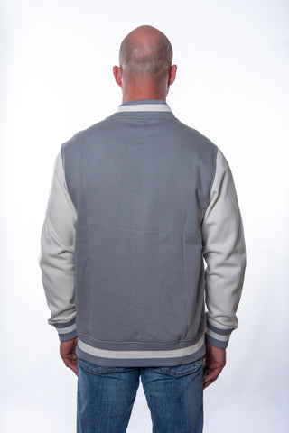 Josyland Premium College Jacke in dunklem Stoff mit Stickerei und Reißverschluss, model getragen auf einem Model.