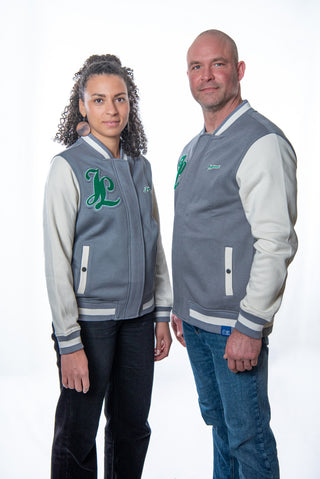 Josyland Premium College Jacke in dunklem Stoff mit weißen Streifen und Reißverschluss, modisch und sportlich für junge Erwachsene