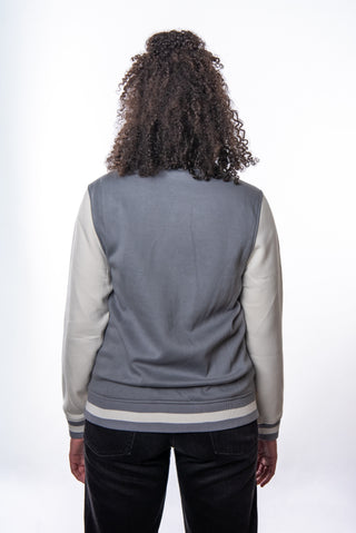 Josyland Premium College Jacke für Frauen, dunkelblau mit weißen Streifen, aus weichem Material, lässiger Stil, detailreiche Nahaufnahme