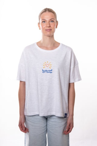 Helles, oversized Slub-T-Shirt von Josyland, sichtbarer Stoffstruktur und lockerer Sitz, lässiges Design für Alltagslooks