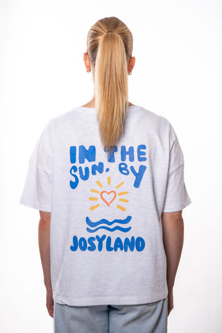 Großes, oversize Josyland Slub-T-Shirt aus weichem Stoff, in lässigem Design, auf einem Model getragen