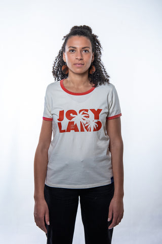 Frauen Ringer-T-Shirt von Josyland, bequemes T-Shirt mit sportlichem Schnitt, in neutraler Farbe, auf einem Model getragen.