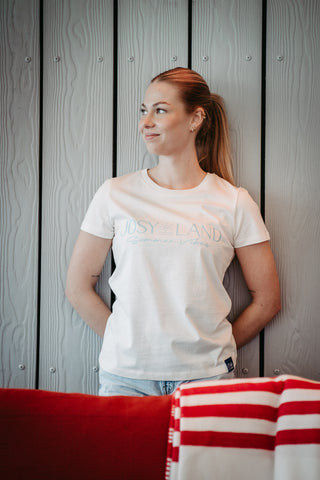 JOSYLAND Damen T-Shirt Sommer Vibes, bequemes Baumwoll-T-Shirt mit sommerlichem Druck, getragen von einer Frau.
