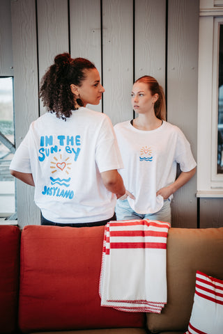 Helles, oversized Slub-T-Shirt von Josyland mit lockerer Passform und weichem Stoff, sichtbar getragen von einer Person.