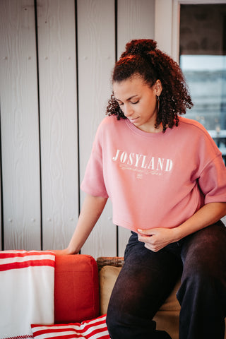 Zweifarbiges Frauen Cropped Sweatshirt von Josyland, mit lockerer Passform und weichem Material, auf einem Model getragen