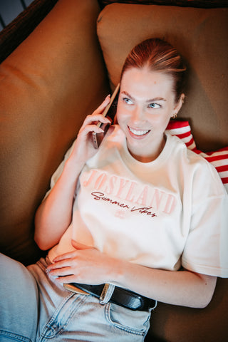 Weibliches Cropped Sweatshirt von Josyland, modernes Design, bequemes Sweatmaterial, getragen in einem Fotoshooting.