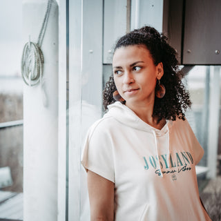 Weiblicher Josyland Hoodie von Josyland mit ärmellosem Design, in einem lässigen Stil, abgebildet in einem Fotoshooting.