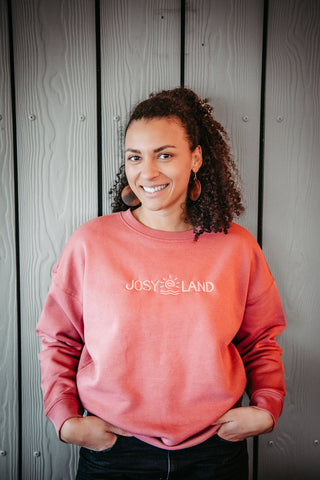 Großer Damen Josyland Oversized Sweater aus weichem Stoff, in einem lässigen Design, getragen von einer Frau.