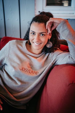 Unisex JOSYLAND French Terry Sweatshirt, bequemes Sweatshirt aus weichem French Terry Stoff, getragen in einem Fotoshooting.