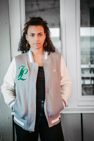 Frauen Josyland Premium College Jacke in dunkler Farbe, vorne sichtbar mit Reißverschluss und Kapuze, modischer Stil.